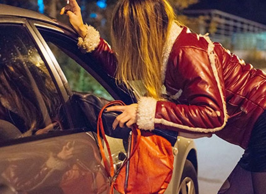 Arrestohen 24 prosituta me diplomë, mes tyre edhe shqiptare Arrestohen 24 prosituta me diplomë, mes tyre edhe shqiptare