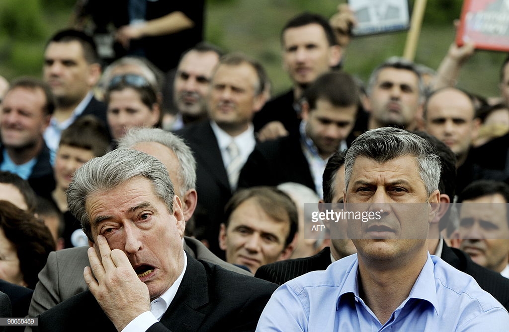 Një shuplakë e rëndë përgjigjia e Thaçit për Saliun: Këshillat tuaj i takojnë kohës së turpit të historisë shqiptare! Një shuplakë e rëndë përgjigjia e Thaçit për Saliun: Këshillat tuaj i takojnë kohës së turpit të historisë shqiptare!