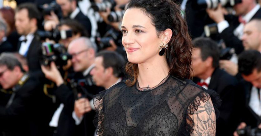 Ironi fati, apo bota është portokall?! Aktorja që tha se ishte përdhunuar paguan një djalë të mitur që të mos tregoi se abuzoi … (Foto+Video)