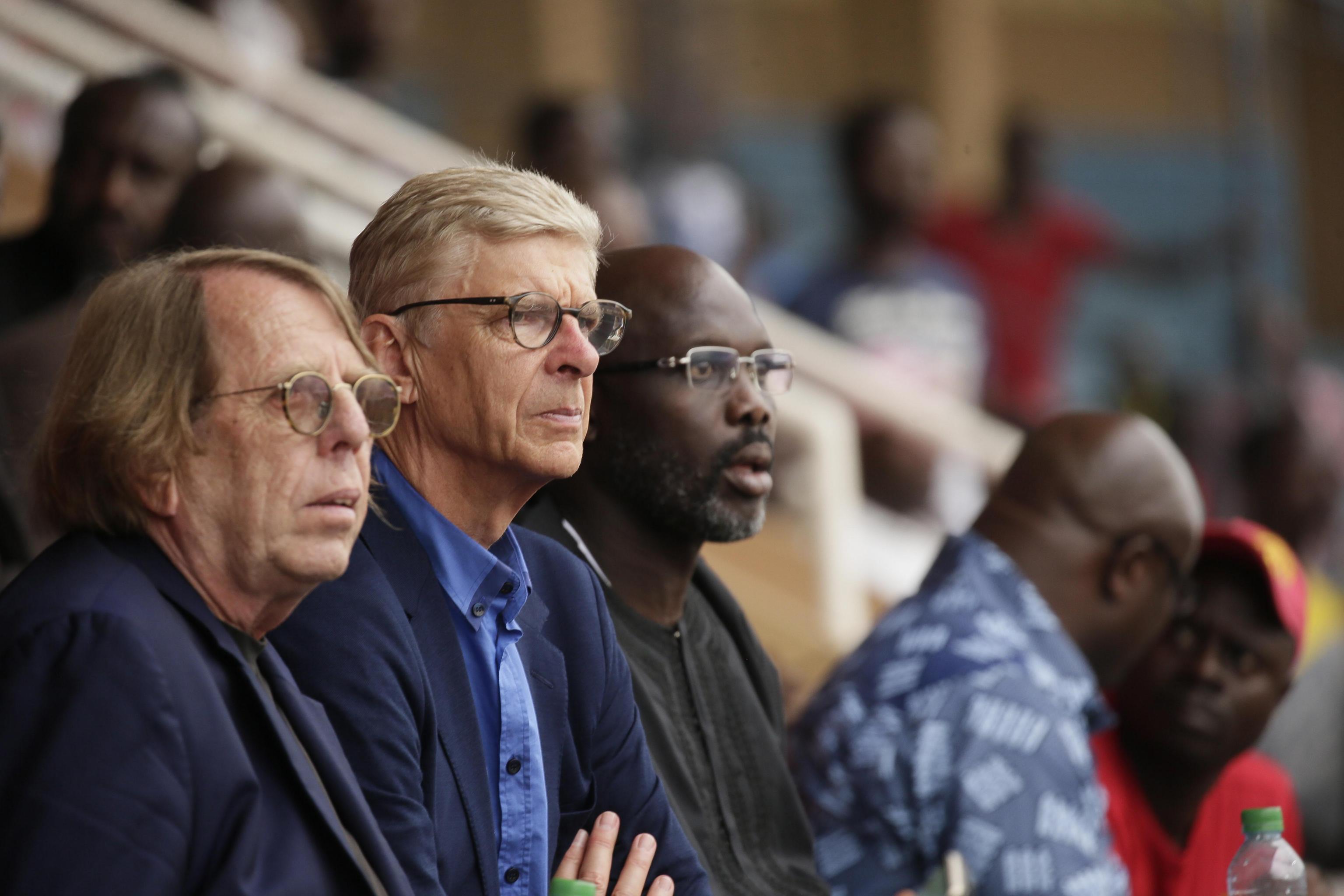 Dikur u bindej urdhrave të tij, sot Weah e pret si president Wengerin (Foto) Dikur u bindej urdhrave të tij, sot Weah e pret si president Wengerin (Foto)