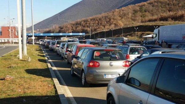 Kosovarët dynden në Shqipëri, vetëm sot kanë hyrë nga Morina 25 mijë persona