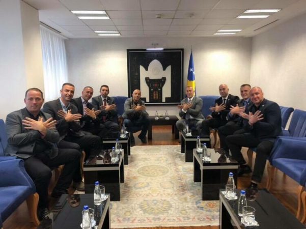 Kërcënimi ndaj kryeministrit/ Haradinaj batuta me gazetarët: Po i ruaj unë policët! Kërcënimi ndaj kryeministrit/ Haradinaj batuta me gazetarët: Po i ruaj unë policët!