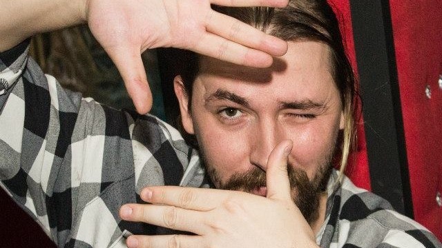 Shokon këngëtari i njohur shqiptar: Më kanë kërcënuar që të dal hapur si gej Shokon këngëtari i njohur shqiptar: Më kanë kërcënuar që të dal hapur si gej