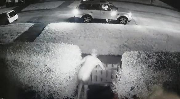 VIDEO/ Po i vidhte “Range Roverin”, burri del lakuriq dhe neutralizon hajdutin VIDEO/ Po i vidhte “Range Roverin”, burri del lakuriq dhe neutralizon hajdutin