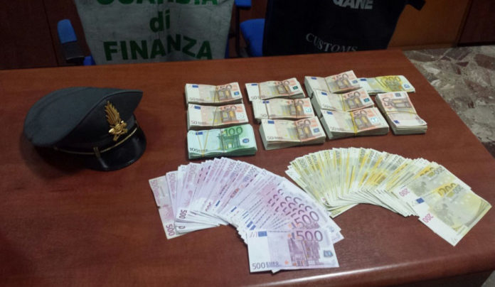 Bllokohen në Portin e Barit 156 mijë euro, arrestohen 7 persona me destinacion Shqipërinë Bllokohen në Portin e Barit 156 mijë euro, arrestohen 7 persona me destinacion Shqipërinë