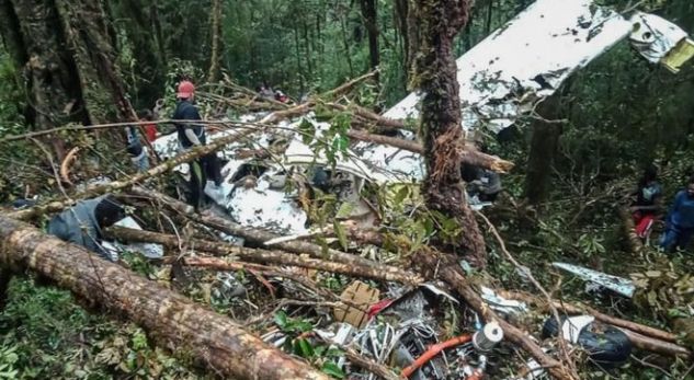 Gjendet 12-vjeçari nën rrënojat e avionit, i vetmi i mbijetuar nga aksidenti Gjendet 12-vjeçari nën rrënojat e avionit, i vetmi i mbijetuar nga aksidenti