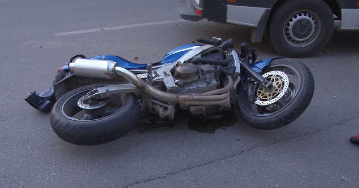 Aksident në Sarandë-Ksamil/ Turistët italianë bashkë me gruan me motor përplasen makinë: Humb jetën e shoqja