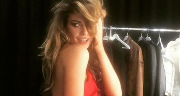 Angela Martinit i ofrojnë 10 mijë euro për një natë, ja si i përgjigjet modelja (Foto) Angela Martinit i ofrojnë 10 mijë euro për një natë, ja si i përgjigjet modelja (Foto)