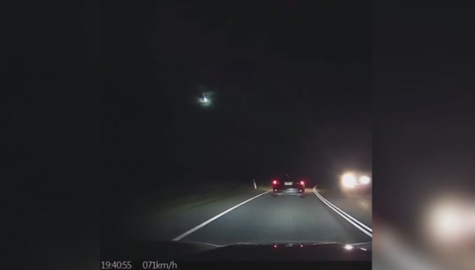 Sfera e ndritshme zbret nga qiell: ‘Në fillim ishte blu, pastaj e kuqe, dhe bëri të dridhen dritaret” Sfera e ndritshme zbret nga qiell: ‘Në fillim ishte blu, pastaj e kuqe, dhe bëri të dridhen dritaret”