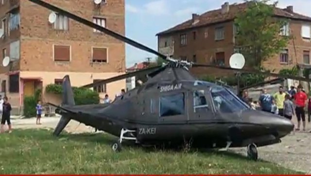 Panik në Korçë, rrëzohet helikopteri që po merrte nusen (Video) Panik në Korçë, rrëzohet helikopteri që po merrte nusen (Video)