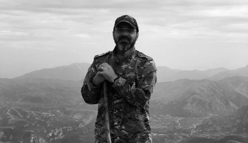 I veshur me rroba ushtarake dhe mjekrë si Çe Guevara, Tahiri “provokon”: Përshëndetje nga çatia e Labërisë I veshur me rroba ushtarake dhe mjekrë si Çe Guevara, Tahiri “provokon”: Përshëndetje nga çatia e Labërisë