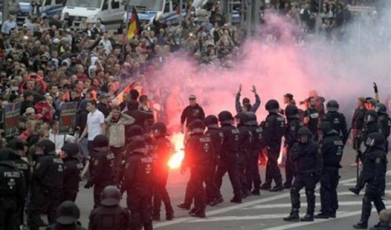 Vrasja e të riut gjerman, policia ndërhyn për të ndaluar konfliktin mes protestuesve Vrasja e të riut gjerman, policia ndërhyn për të ndaluar konfliktin mes protestuesve