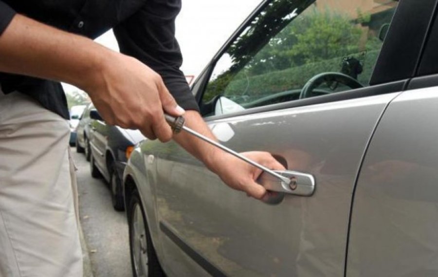 Hajdutët bëjnë namin në Tiranë me makinat luksoze, 12 të vjedhura vetëm në një muaj. Ja ku i shesin… Hajdutët bëjnë namin në Tiranë me makinat luksoze, 12 të vjedhura vetëm në një muaj. Ja ku i shesin…