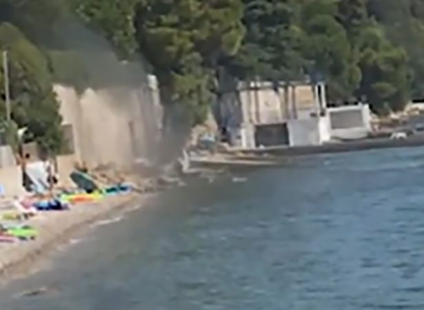 Video/ Trieste, barka pa piloti përplaset me shpejtësi në bregun e mbushur me pushues Video/ Trieste, barka pa piloti përplaset me shpejtësi në bregun e mbushur me pushues