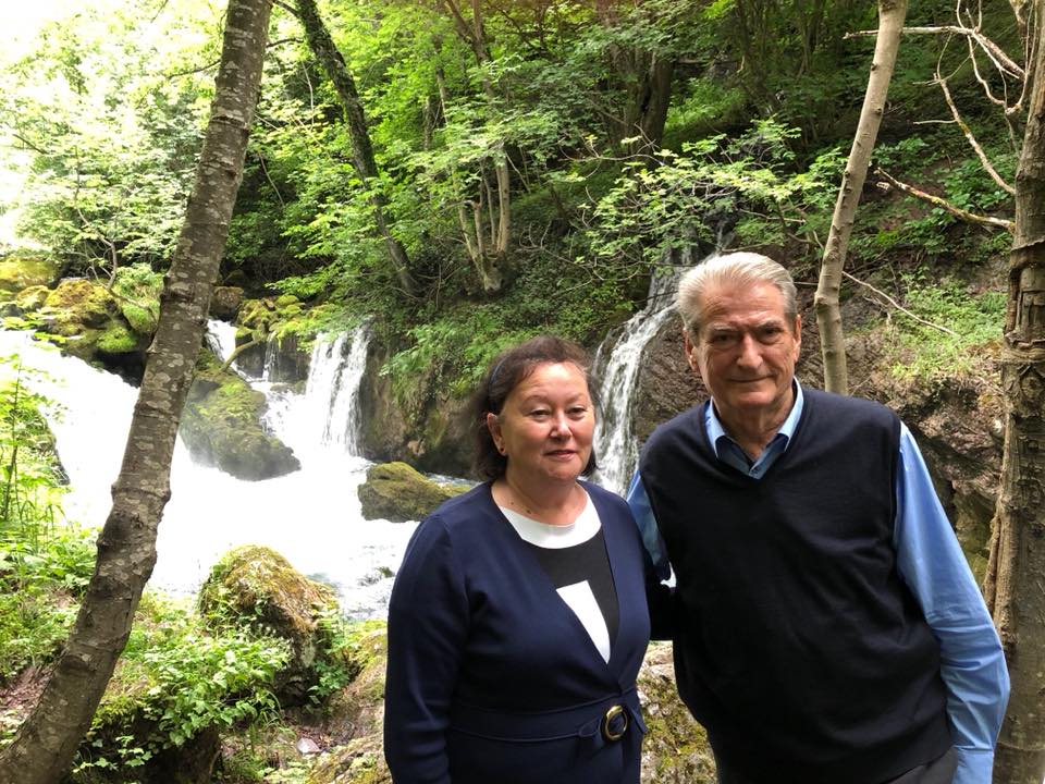 Berisha vijon ta përdhosë Valbonën dhe Tropojën! Në prag të perëndimit politik lëshon mbi të “çakallët” Berisha vijon ta përdhosë Valbonën dhe Tropojën! Në prag të perëndimit politik lëshon mbi të “çakallët”