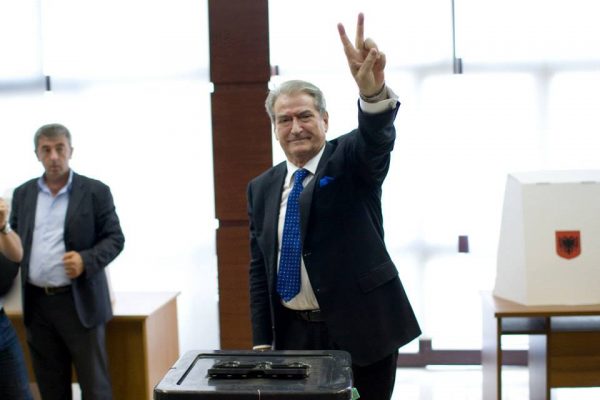 Ke “harruar” të përshëndesësh me dy gishta o mik?! Ke “harruar” të përshëndesësh me dy gishta o mik?!