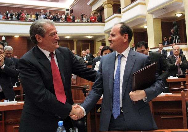 Falë gjykatave berishiane dënimin e ka kryer! Lihet për pak ditë në burg në Greqi Edmond Bego! Falë gjykatave berishiane dënimin e ka kryer! Lihet për pak ditë në burg në Greqi Edmond Bego!