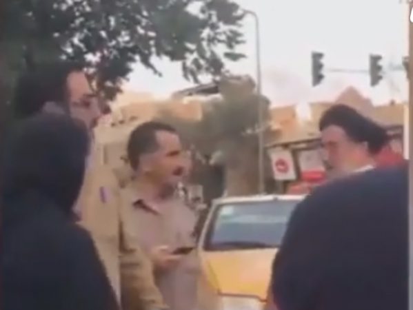 Ja si reagon gruaja iraniani kur i thonë: “Rregulloje shaminë në kokë ose do të arrestojë”(Video) Ja si reagon gruaja iraniani kur i thonë: “Rregulloje shaminë në kokë ose do të arrestojë”(Video)