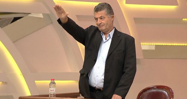 “Ishe infermiere, jo agronome që bridhje nëpër misra!”, sherr për tradhtinë 22 vite pas divorcit (Video) “Ishe infermiere, jo agronome që bridhje nëpër misra!”, sherr për tradhtinë 22 vite pas divorcit (Video)