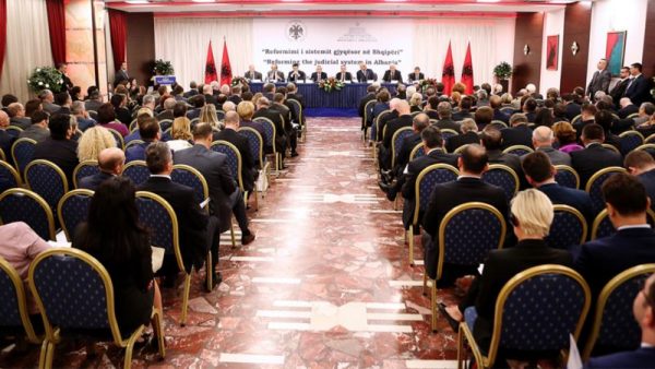 Reforma e “dështuar” që po nxjerr në rrugë milionerët e drejtësisë Reforma e “dështuar” që po nxjerr në rrugë milionerët e drejtësisë