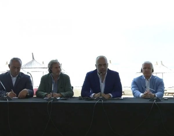 Çfarë e impresionoi Hahn-in në Shqipëri dhe përse nuk morën pjesë tre kryeministra?! Çfarë e impresionoi Hahn-in në Shqipëri dhe përse nuk morën pjesë tre kryeministra?!