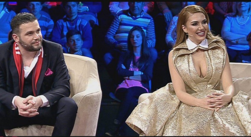 “Më fal” e Elvana Gjatës dedikim për Flori Mumajesin: Këngëtarja bën postimin! (Video) “Më fal” e Elvana Gjatës dedikim për Flori Mumajesin: Këngëtarja bën postimin! (Video)