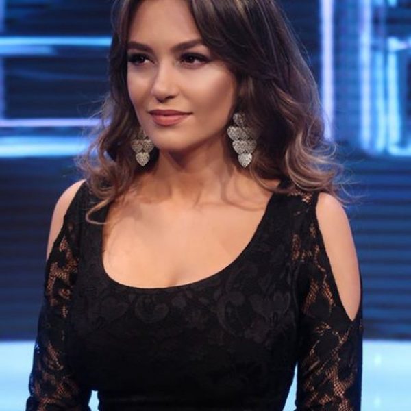 Foto/ Eva Murati e bukur dhe vajzë doktori, tregon se ka dhe një pasion tjetër përveç moderimit