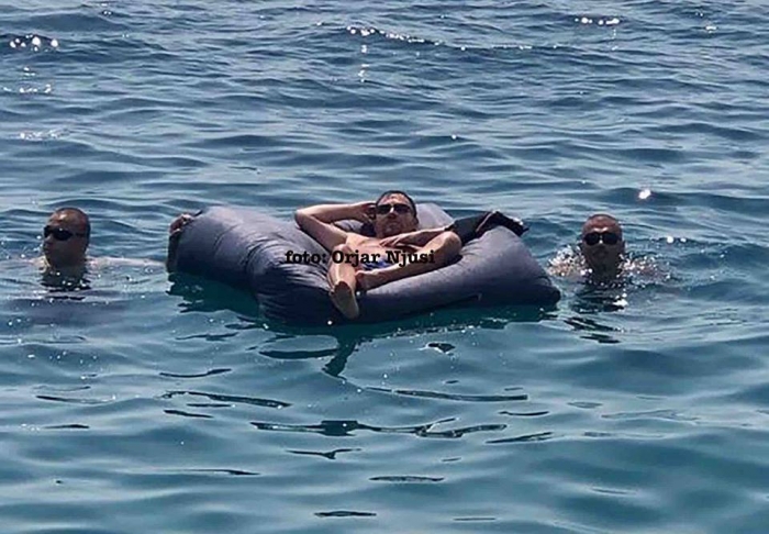 A ka frikë nga gjithçka?! Ja si e ruajnë rojet edhe nga mbytja Yll Ndroqin (Foto) A ka frikë nga gjithçka?! Ja si e ruajnë rojet edhe nga mbytja Yll Ndroqin (Foto)