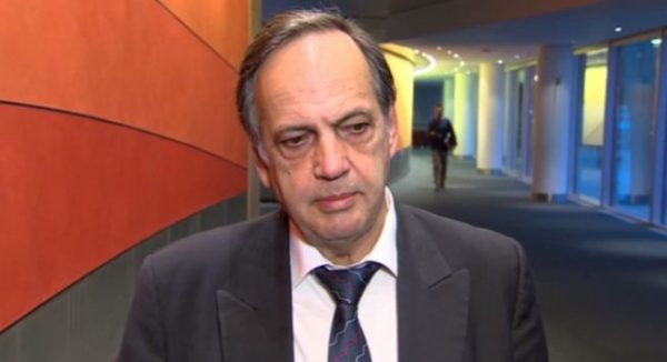 Fleckenstein e thotë troç: BE nuk menaxhon çdo mosmarrëveshje që ndodh në Shqipëri, maxhorancë-opozitë të gjejnë gjuhën e përbashkët Fleckenstein e thotë troç: BE nuk menaxhon çdo mosmarrëveshje që ndodh në Shqipëri, maxhorancë-opozitë të gjejnë gjuhën e përbashkët