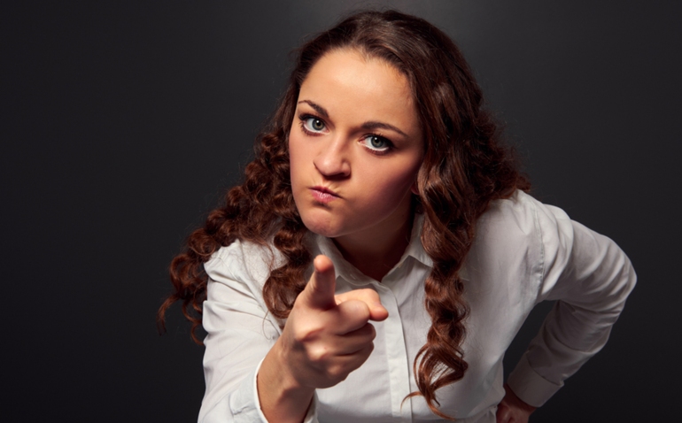 Detaje/ Burri nuk solli para nga Italia, gruaja dyshoi për tradhti dhe qëlloi me automatik Detaje/ Burri nuk solli para nga Italia, gruaja dyshoi për tradhti dhe qëlloi me automatik