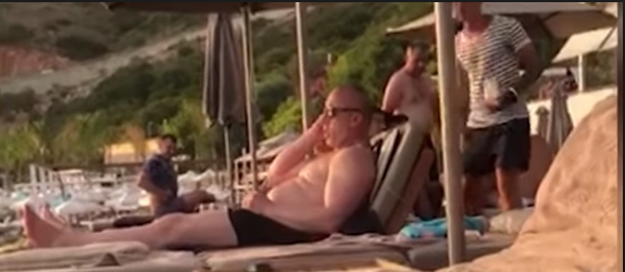 Haradinaj duke pritur të takoi Ramën… si turist në Jalë! Haradinaj duke pritur të takoi Ramën… si turist në Jalë!