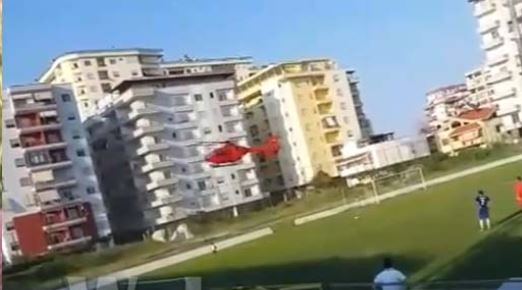31-vjeçari i plagosur në aksident transportohet me helikopter: Ulet në stadiumin e Fierit, ndërpritet ndeshja (Video) 31-vjeçari i plagosur në aksident transportohet me helikopter: Ulet në stadiumin e Fierit, ndërpritet ndeshja (Video)