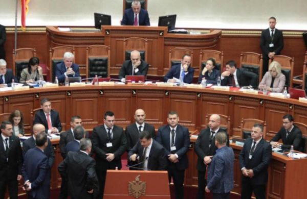 Parlamenti rinis në vjeshtë, rrëzohet i pari dekreti i Metës për Teatrin. Çfarë pritet të ndodh mes maxhorancës dhe opozitës Parlamenti rinis në vjeshtë, rrëzohet i pari dekreti i Metës për Teatrin. Çfarë pritet të ndodh mes maxhorancës dhe opozitës