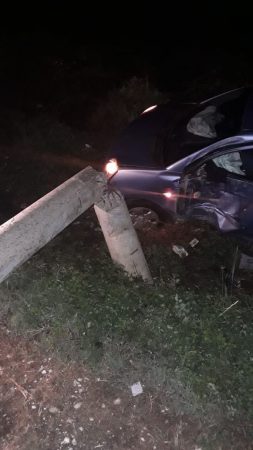 Makina përplaset me shtyllën e tensionit në Orikum, e gjithë qyteza mbetet pa energji elektrike Makina përplaset me shtyllën e tensionit në Orikum, e gjithë qyteza mbetet pa energji elektrike