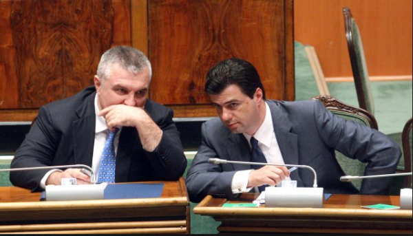 VIDEO/ Kur Basha akuzonte LSI-në e Metën si strehën e fundit të maskarenjëve, ndërsa Iliri i tregonte si u zgjodh kryebashkiak VIDEO/ Kur Basha akuzonte LSI-në e Metën si strehën e fundit të maskarenjëve, ndërsa Iliri i tregonte si u zgjodh kryebashkiak