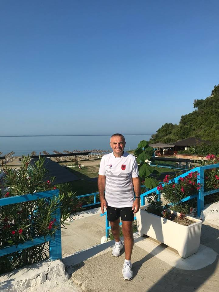 I papuni Meta merr pushimet: Fsheh Monikën nga fotot, imiton Berishën duke thyer rekorde në…ecje I papuni Meta merr pushimet: Fsheh Monikën nga fotot, imiton Berishën duke thyer rekorde në…ecje