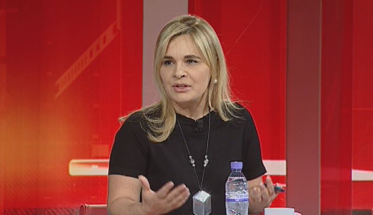 Monikën e zenë ‘ethet e gushtit’, shet apartamentet dhe zhduk paratë me valixhe, frikë nga sekuestrimi Monikën e zenë ‘ethet e gushtit’, shet apartamentet dhe zhduk paratë me valixhe, frikë nga sekuestrimi