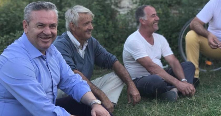 “Ne jemi të dhjerë deri në grykë”! Habit deputeti i Bashës, ja për çfarë bëhet fjalë “Ne jemi të dhjerë deri në grykë”! Habit deputeti i Bashës, ja për çfarë bëhet fjalë