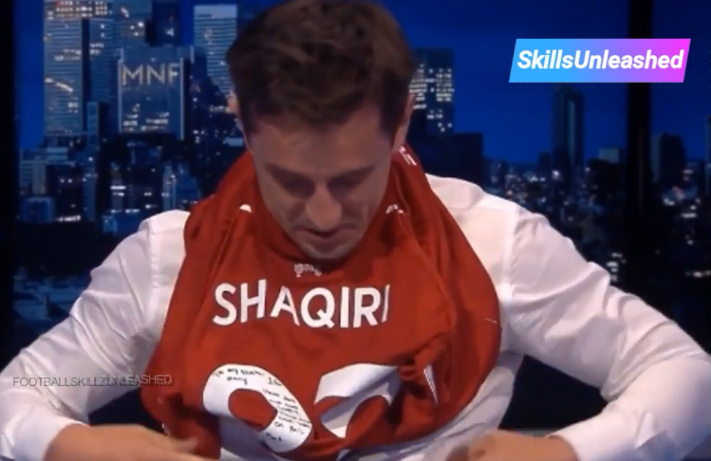 VIDEO: Dorëzohet Gary Neville, vesh fanellën e Xherdan Shaqirit VIDEO: Dorëzohet Gary Neville, vesh fanellën e Xherdan Shaqirit