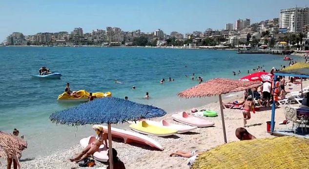 Pasi protestoi për varfërinë Alibeu( beja) i PD shkon për tu relaksuar në Dhërmi, ndërsa protestuesit relaks… te 313 (Foto) Pasi protestoi për varfërinë Alibeu( beja) i PD shkon për tu relaksuar në Dhërmi, ndërsa protestuesit relaks… te 313 (Foto)