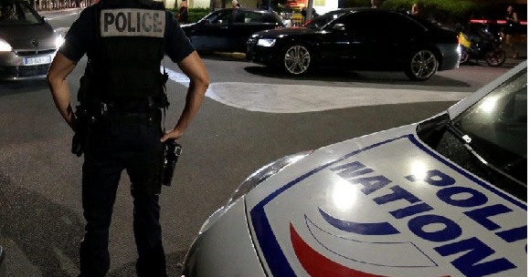 Policia franceze habitet: Kap tregtarin shqiptar të drogës gati, të lidhur në shtëpinë e tij Policia franceze habitet: Kap tregtarin shqiptar të drogës gati, të lidhur në shtëpinë e tij