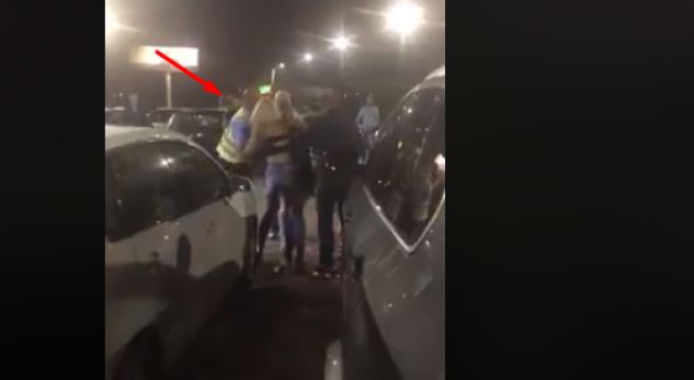 Dy vajza zihen me policin: Më prishen takat o debil (Video) Dy vajza zihen me policin: Më prishen takat o debil (Video)