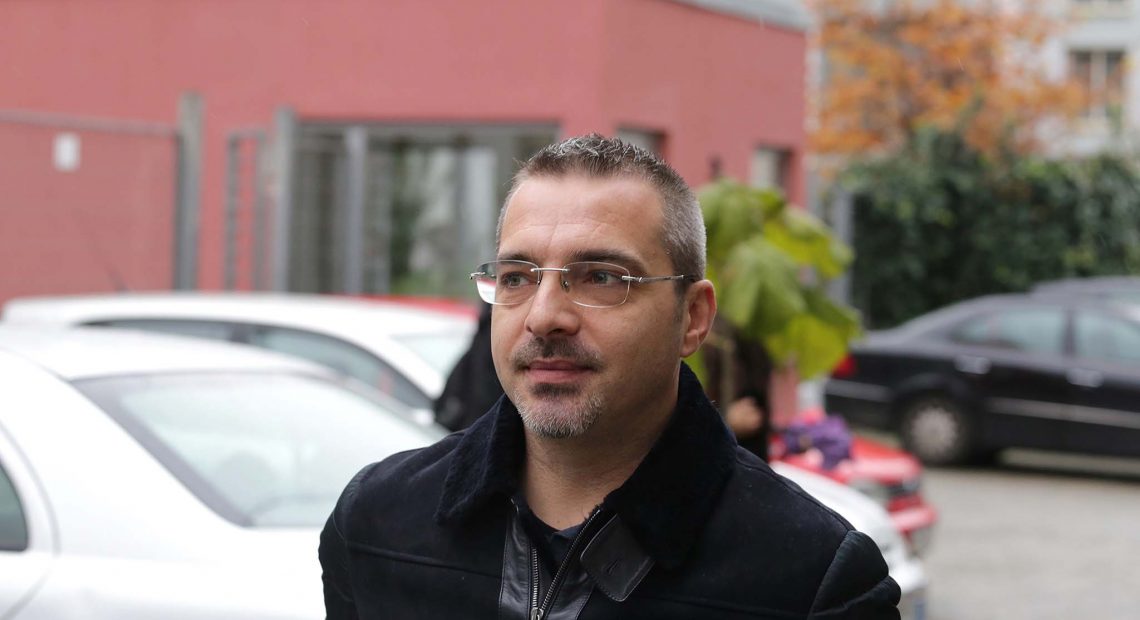 VIDEO/ Saimir Tahiri rikthehet në Kuvend, shfaqet me look të ri në homazhet për Hajdaragën VIDEO/ Saimir Tahiri rikthehet në Kuvend, shfaqet me look të ri në homazhet për Hajdaragën