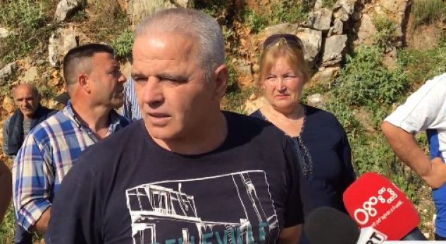 Shpërthejnë portat dhe përplasen me policinë, banorët kërkojnë të hyjnë në plazhin e Kakomesë (FOTO) Shpërthejnë portat dhe përplasen me policinë, banorët kërkojnë të hyjnë në plazhin e Kakomesë (FOTO)