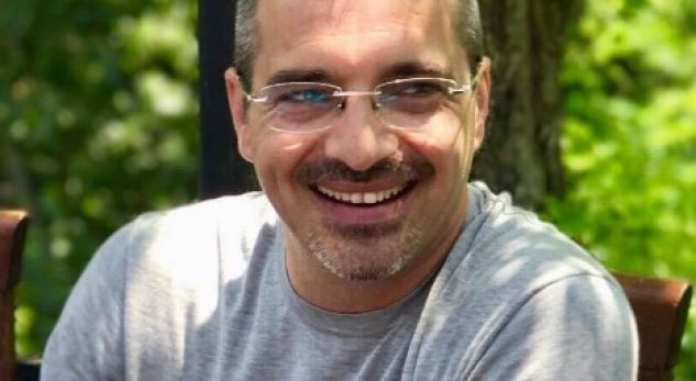 Në pritje të “letër-porosisë”! Tahiri provon të bëjë DJ-n në klubet e natës në Tiranë, e djeg fare (Foto) Në pritje të “letër-porosisë”! Tahiri provon të bëjë DJ-n në klubet e natës në Tiranë, e djeg fare (Foto)