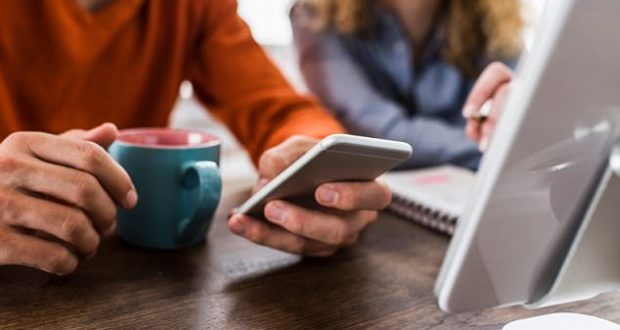 Rrëfimi i studentes nga veriu: Shefi më ngacmonte në zyrë me video të “pista”, kur refuzova ai më bëri gjëmën Rrëfimi i studentes nga veriu: Shefi më ngacmonte në zyrë me video të “pista”, kur refuzova ai më bëri gjëmën