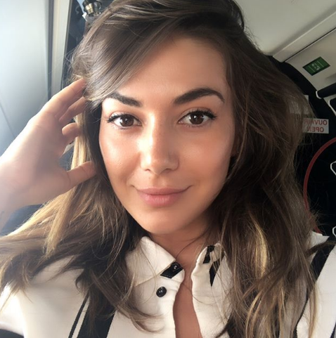 Pasi u rrëzua nga shkallët e avionit, Elvana Gjatës i del një tjetër video qesharaka duke u rrëzuar në prapaskenë