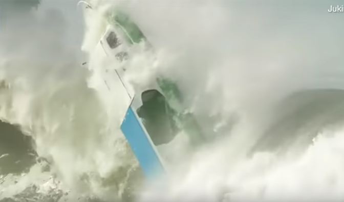 Pamje rrëqethëse, dallgët gjigante fundosin anijen