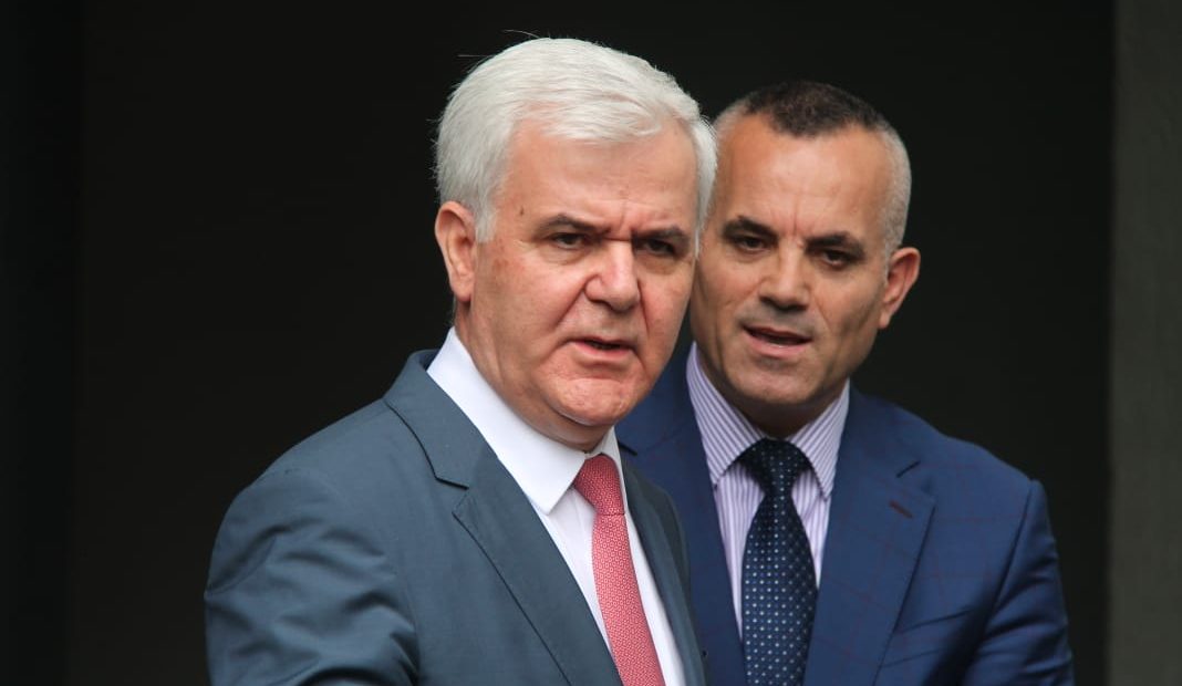 Krimi në Elbasan/ Xhafaj i përgjigjet deputetit të video-skandalit erotik Krimi në Elbasan/ Xhafaj i përgjigjet deputetit të video-skandalit erotik