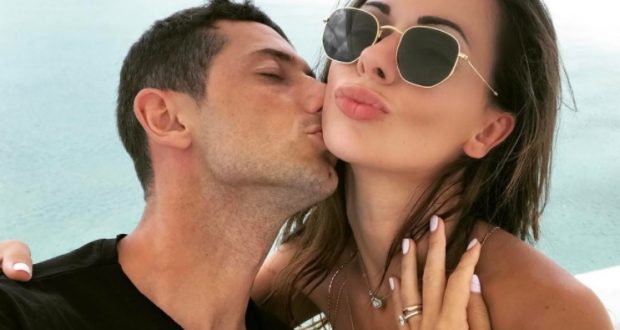 “Bomba” e gruas së Xhemailit: Çfarë ndodh në dhomat e zhveshjes së Serie A (Foto) “Bomba” e gruas së Xhemailit: Çfarë ndodh në dhomat e zhveshjes së Serie A (Foto)